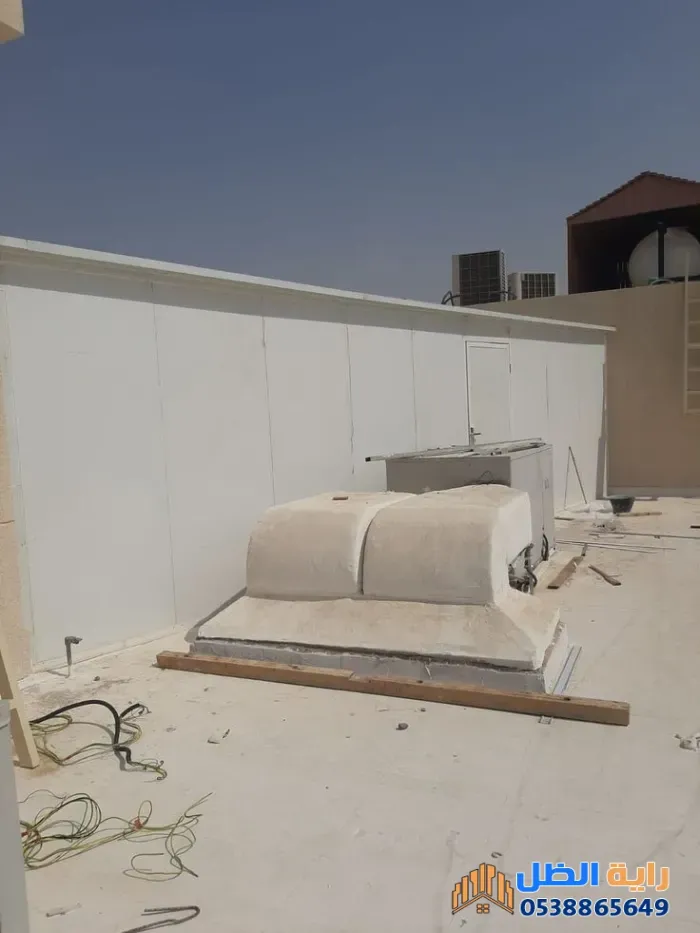 ​ملاحق ساندوتش بانل واسمنت بورد: دليلكم الشامل للمميزات والأسعار وأيهما أفضل لبناء ملحق مثالي؟ 